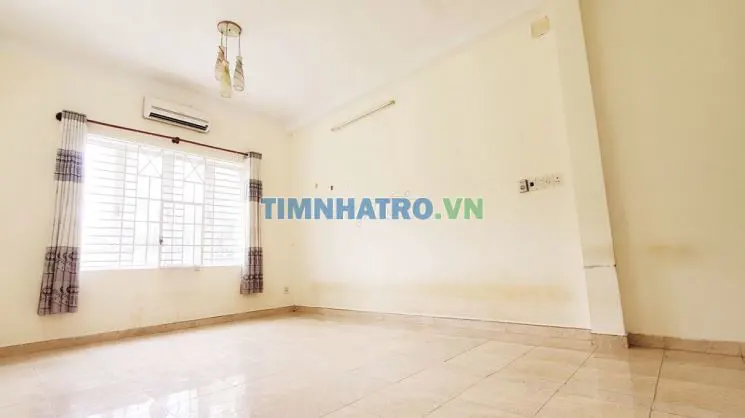 Phòng trống lớn 40m2, cửa sổ lớn, d2 nối dài, p.25