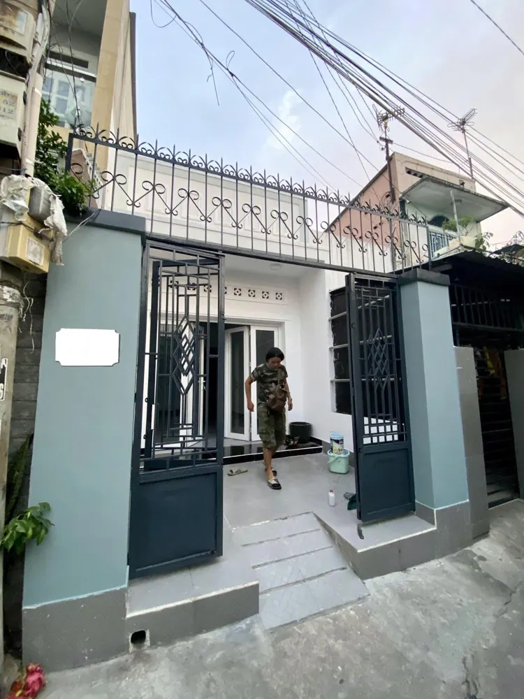 Cho thuê nhà nguyên căn Tô Ngọc Vân P.Linh Đông Thủ Đức 70m² 1 trệt 1 lửng 3PN2WC có sân giá 9tr/th