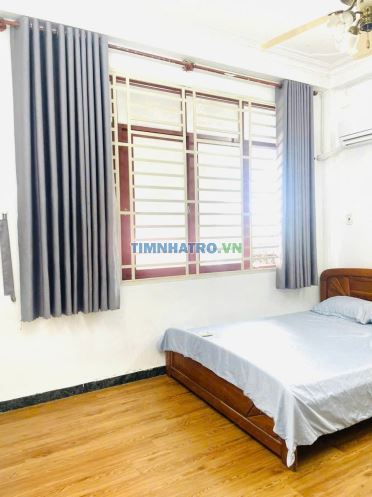 Căn hộ full nội thất, cửa sổ thoáng mát, có lối đi riêng gần khu sân bay