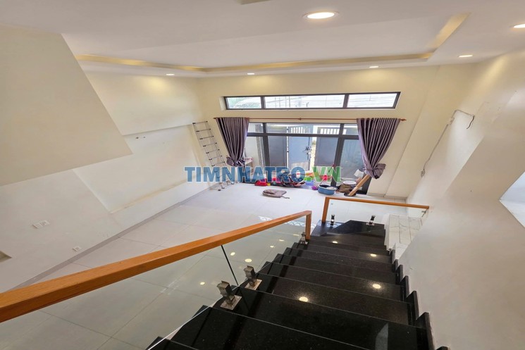 Nhà cho thuê đường Võ Văn Ngân, P. Linh Chiểu. SD 180m2 có 3 tầng, 3pn3wc giá 16tr/tháng