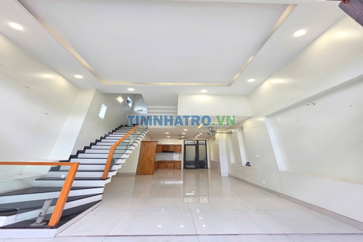 Nhà cho thuê đường Võ Văn Ngân, P. Linh Chiểu. SD 180m2 có 3 tầng, 3pn3wc giá 16tr/tháng