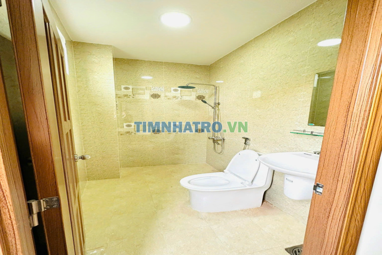 Căn Hộ Đẹp, Thang Máy, Giá Chỉ 6 Triệu/tháng - Mặt Tiền Lạc Long Quân!
