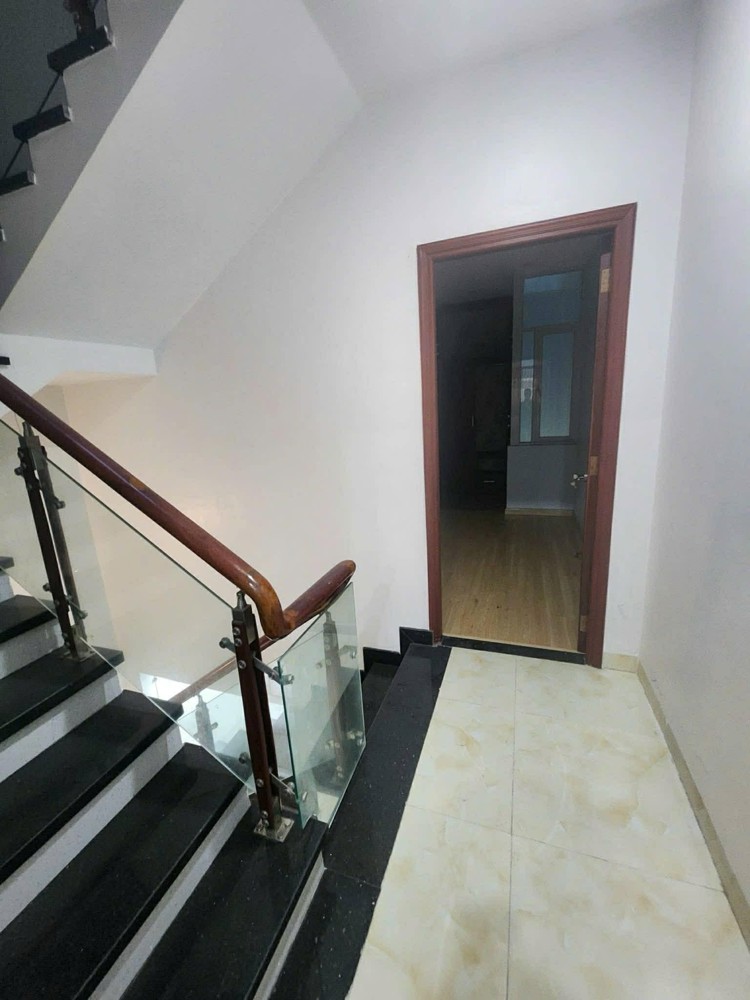 CHO THUÊ NHÀ NGUYÊN CĂN ĐƯỜNG SỐ 22 P.LINH ĐÔNG. CÓ 4PN 6WC GIÁ 13TR/tháng