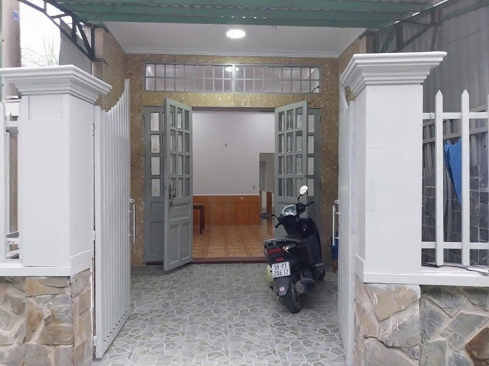 CHO THUÊ NHÀ ĐƯỜNG SỐ 8 P. TRƯỜNG THỌ. DT 72m2 có 2pn 1wc giá 8tr. Sân để xe rộng