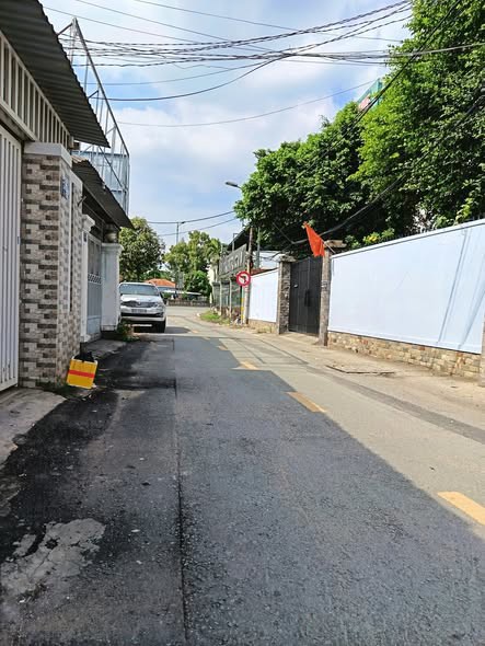 Cho thuê nhà 2pn2wc DT 100m2 Có nội thất, 3 máy lạnh hẻm đường xe tải lớn giá 9tr