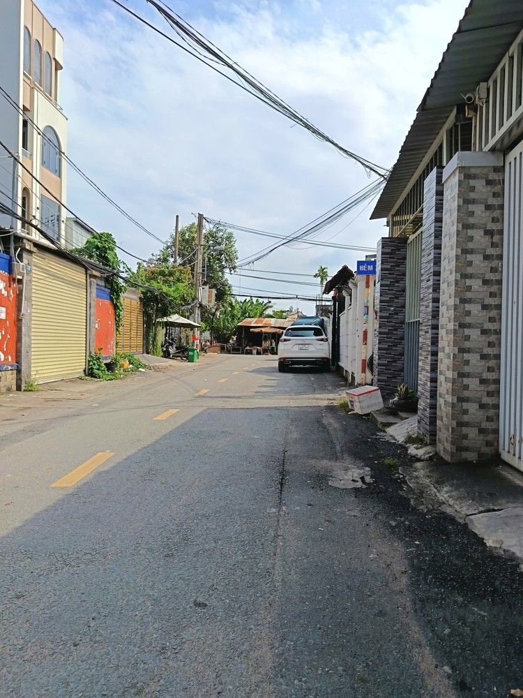 Cho thuê nhà 2pn2wc DT 100m2 Có nội thất, 3 máy lạnh hẻm đường xe tải lớn giá 9tr