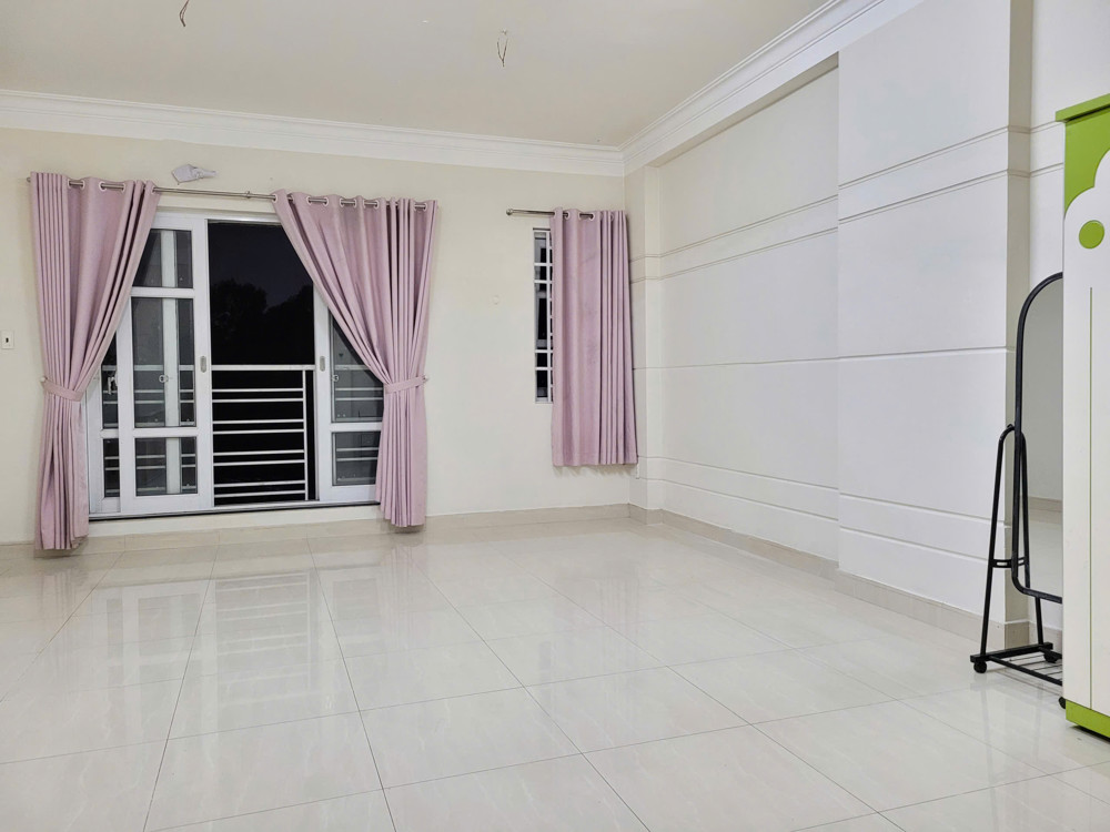 Phòng trọ 35m2 giá rẻ có ban công đối diện công viên Lê Thị Riêng Q3