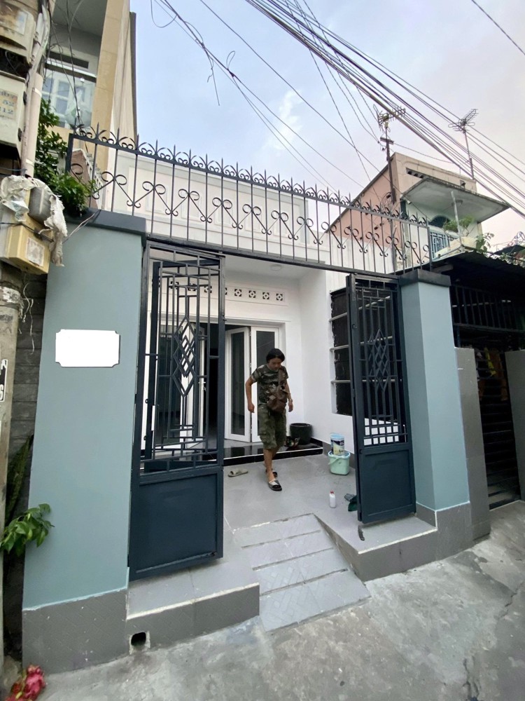 Cho thuê nhà nguyên căn Tô Ngọc Vân P.Linh Đông Thủ Đức 70m² 1 trệt 1 lửng 3PN2WC có sân giá 9tr/th