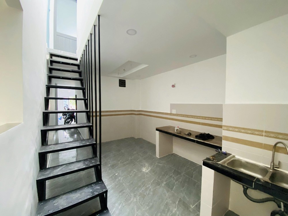 Cho thuê nhà nguyên căn Tô Ngọc Vân P.Linh Đông Thủ Đức 70m² 1 trệt 1 lửng 3PN2WC có sân giá 9tr/th