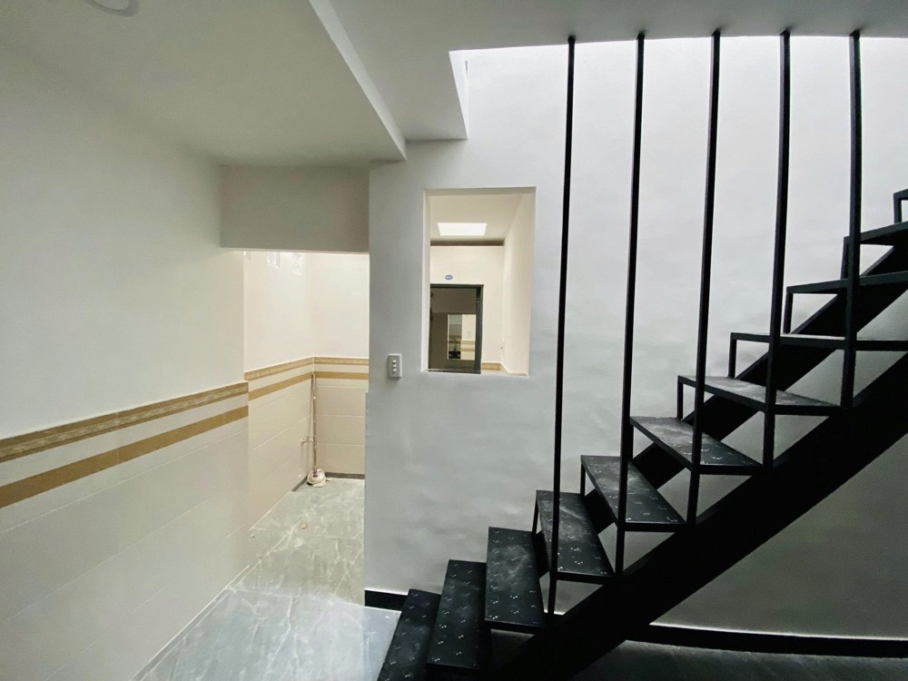 Cho thuê nhà nguyên căn Tô Ngọc Vân P.Linh Đông Thủ Đức 70m² 1 trệt 1 lửng 3PN2WC có sân giá 9tr/th