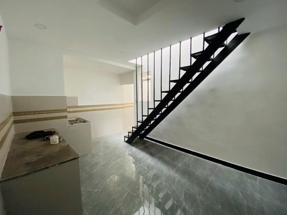 Cho thuê nhà nguyên căn Tô Ngọc Vân P.Linh Đông Thủ Đức 70m² 1 trệt 1 lửng 3PN2WC có sân giá 9tr/th