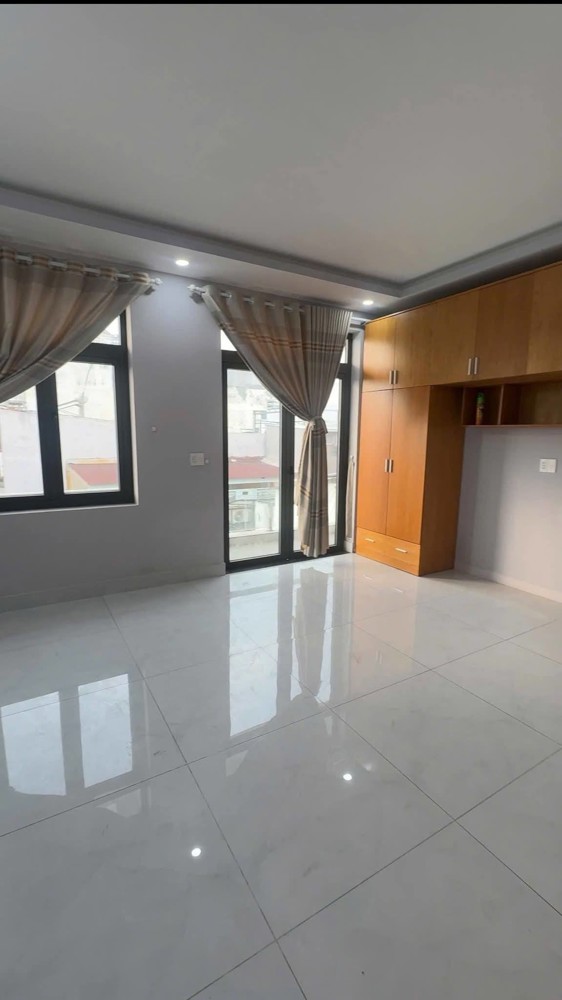 (15tr) Cho Thuê Nhà 3 Tầng  – 3PN 3WC – sân đậu ô tô – ĐS 24 P.  Linh Đông, Sân Đậu oto