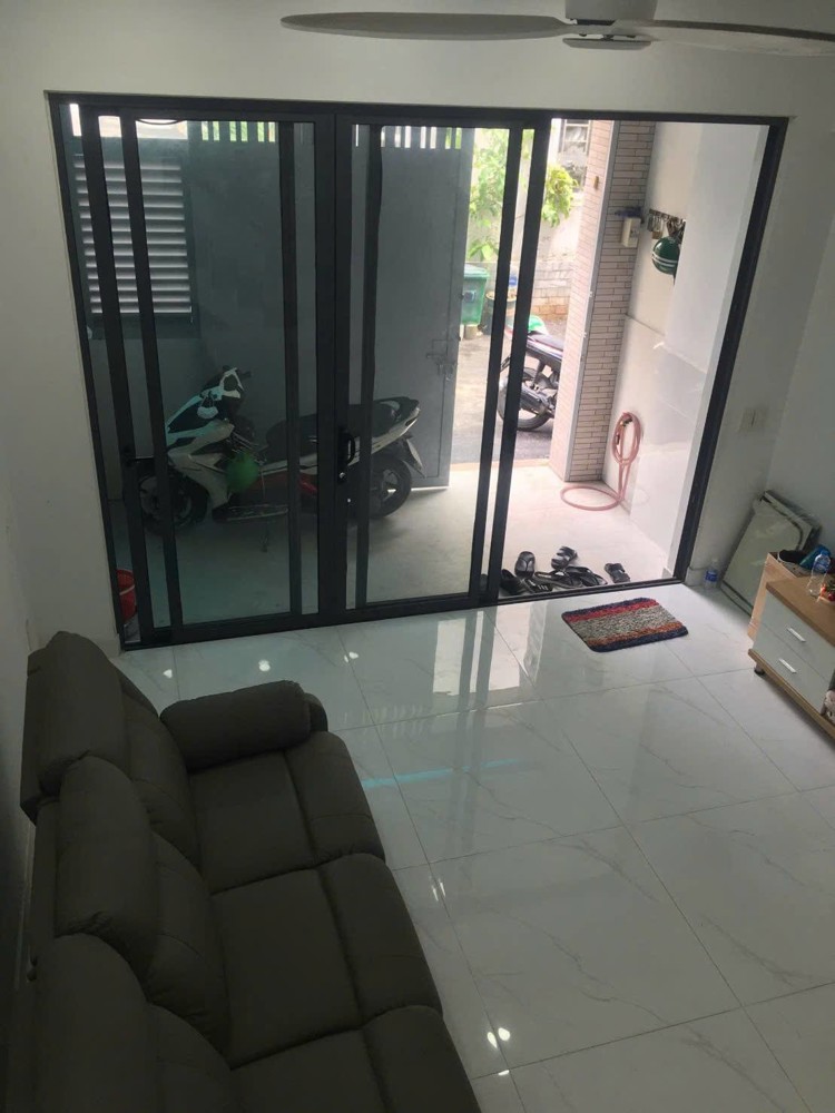 Cho thuê nhà phố hẻm xe ô tô ra vào thoải mái, SD 180m2, 2pn2wc giá 11tr/tháng