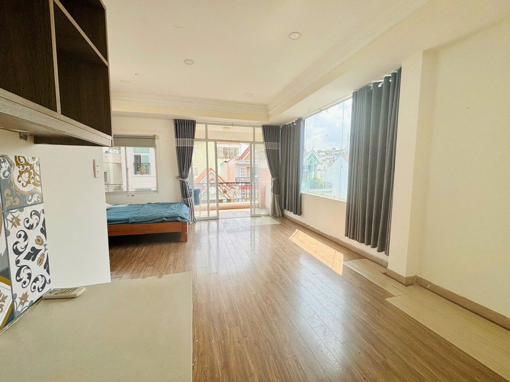 CHO THUÊ STUDIO BAN CÔNG FULL NỘI THẤT RỘNG 40M2 NGAY SÂN BAY TSN