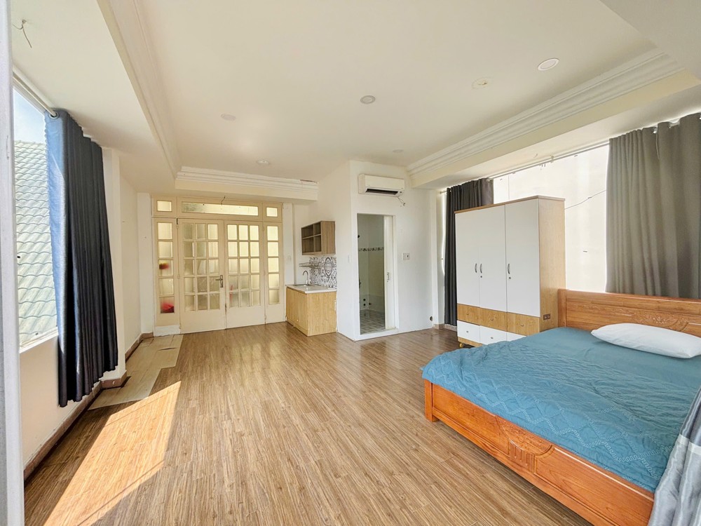 CHO THUÊ STUDIO BAN CÔNG FULL NỘI THẤT RỘNG 40M2 NGAY SÂN BAY TSN