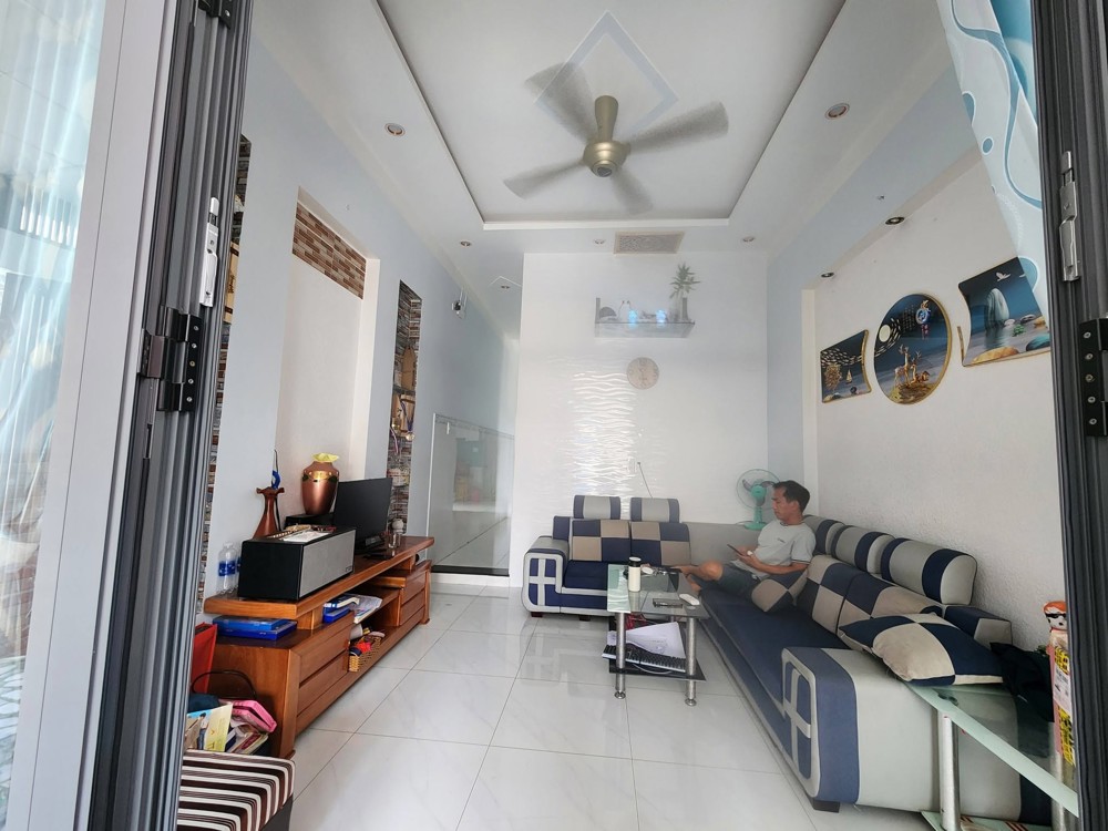 Nhà nguyên căn Đường 11,p. linh chiểu - đầy đủ nội thất. 3pn1wc giá 10tr/tháng