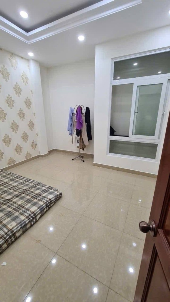 Cho thuê Nhà Nguyên  căn nhà HXH đường 11 p. trường thọ - 3 tầng có 4pn3wc, sân để xe giá 13tr