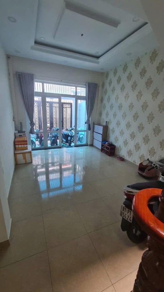 Cho thuê Nhà Nguyên  căn nhà HXH đường 11 p. trường thọ - 3 tầng có 4pn3wc, sân để xe giá 13tr