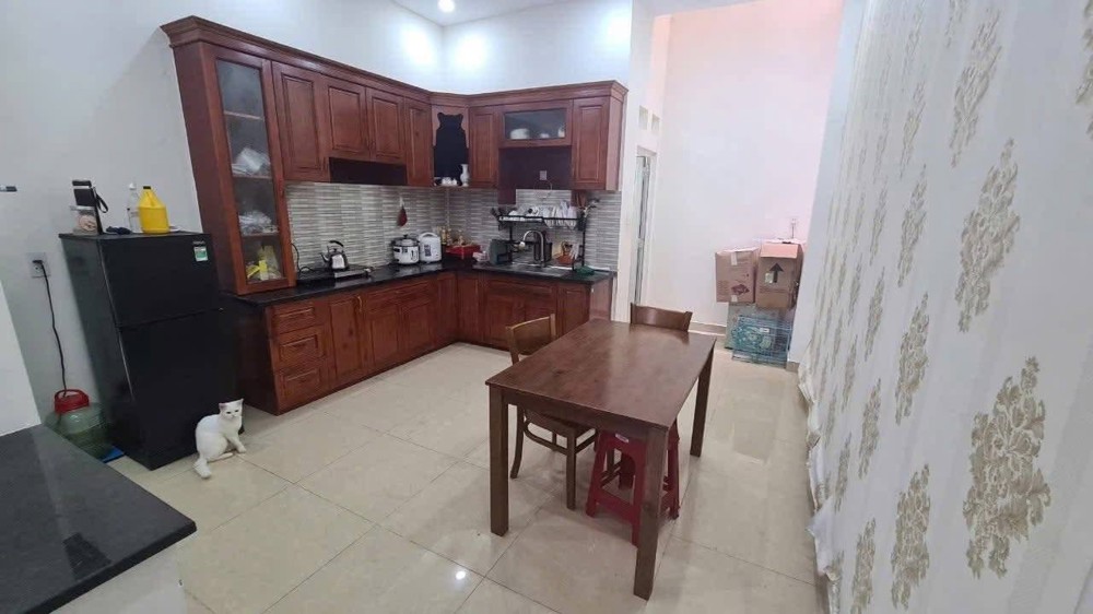 Cho thuê Nhà Nguyên  căn nhà HXH đường 11 p. trường thọ - 3 tầng có 4pn3wc, sân để xe giá 13tr