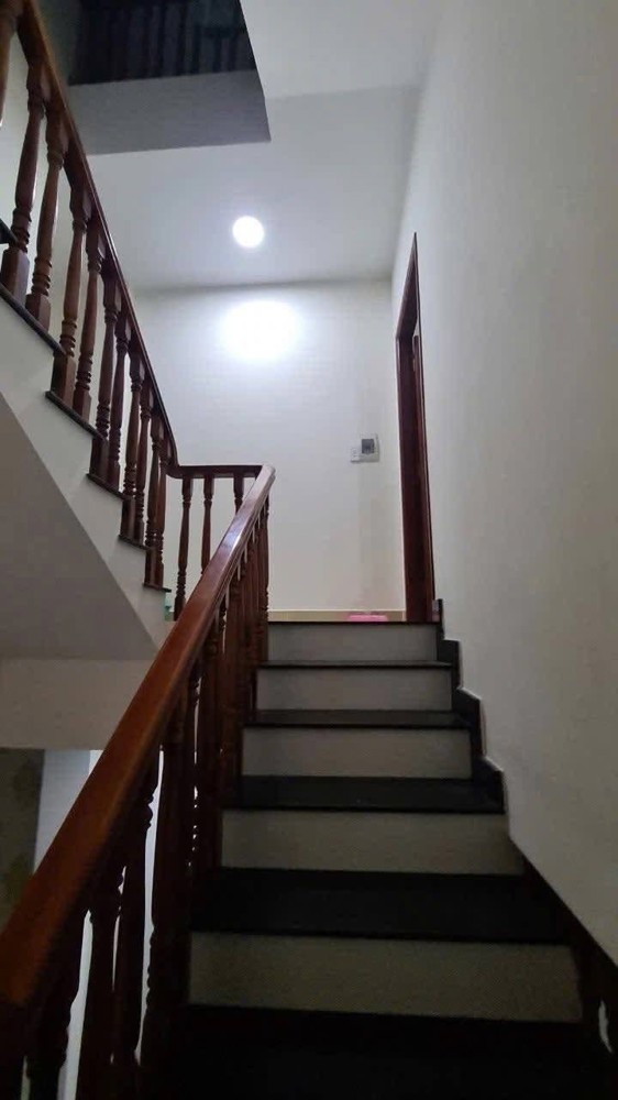 Cho thuê Nhà Nguyên  căn nhà HXH đường 11 p. trường thọ - 3 tầng có 4pn3wc, sân để xe giá 13tr