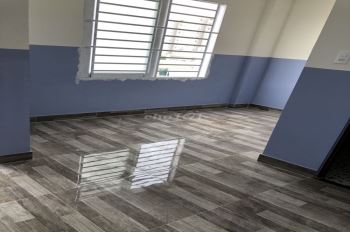 Phòng trọ: mới tinh mùi sơn, có gác, hoặc máy lạnh