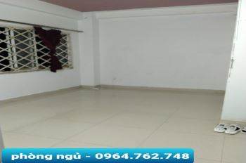 Phòng 30m2 có phòng ngủ riêng, hầm giữ xe, cửa vân tay, giờ giấc tự do. giá 5tr/tháng. cửa sổ và máy