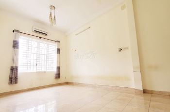 Phòng trống lớn 40m2, cửa sổ lớn, d2 nối dài, p.25