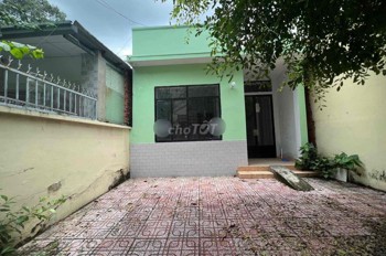 Cho thuê nhà hẻm 3m P. Linh Chiểu Thủ Đức gần Võ Văn Ngân. DT 120m2 có sân rộng, 2pn1wc giá 7tr